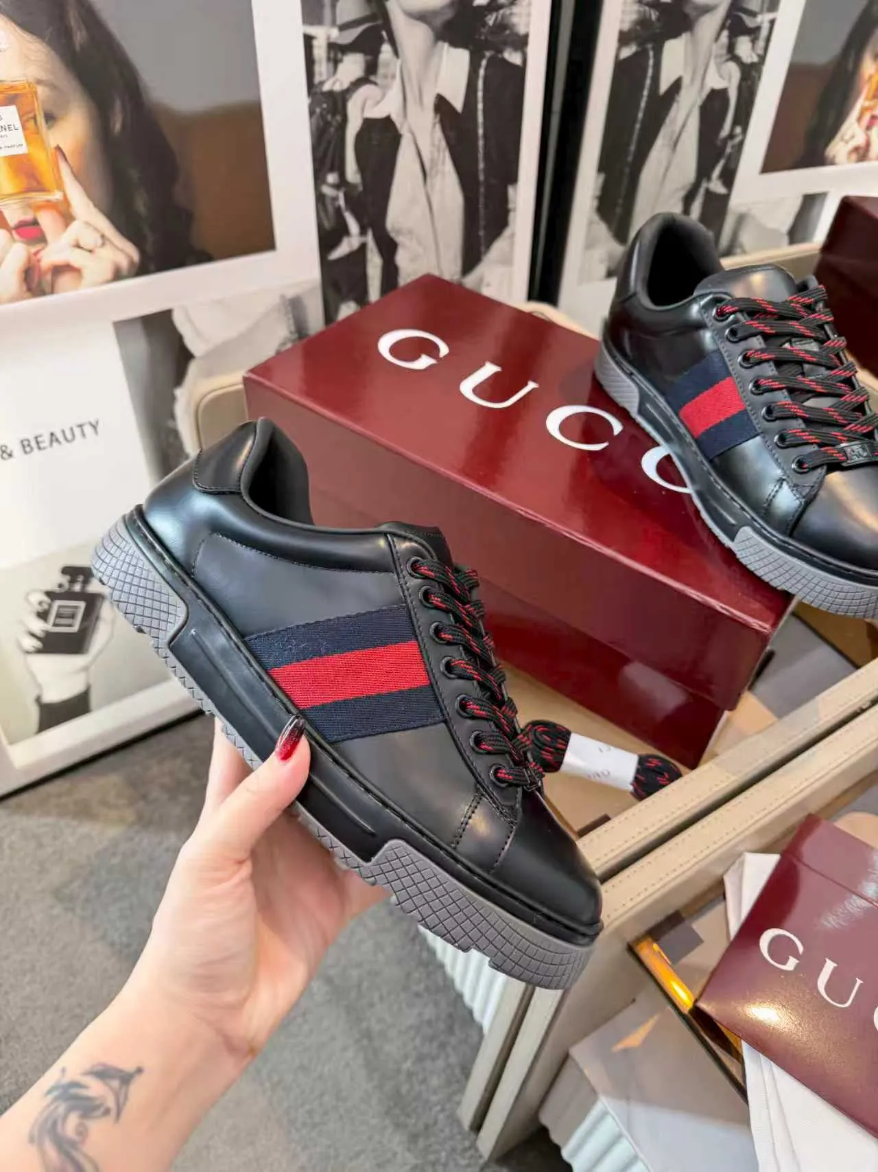 [G Home] P: 580💰 Men's model, Sizs: 39-44 (customized at 45) GUCCI classic design, casual elements, catwalk model. This pair of top-quality GUCCI shoes, with pure white as the main tone, shows elegance. The iconic red and green webbing embellishment instantly demonstrates the brand's charm and trendy attitude without the need for too many words. The upper material is delicate and feels comfortable, making every step feel like walking on the clouds. Exquisite details, such as shiny decorations and unique metal buckles on the shoes, add highlights to the overall look, giving off a unique brilliance inadvertently. Whether paired with casual jeans for a casual look or paired with a simple dress for a gentle and romantic look, it can be easily worn and becomes a versatile item in your wardrobe. Choose it and embark on a journey that combines style and comfort, making every trip a fashion show.